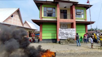 Warga Dehe yang Menggelar Aksi Protes Atas Keputusan Pemda Halmahera Barat (foto iL)